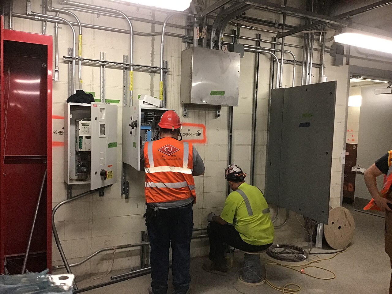 Photo réaliste de gaines et conduits électriques en chantier pour électricité avant ou après isolation