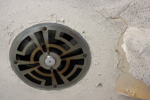 Photo réaliste d’un extracteur d’air mural pour ventilation simple flux