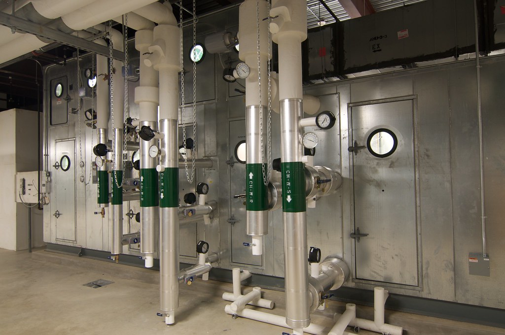 Photo réaliste de tuyauteries et unité de traitement d’air pour ventilation double flux