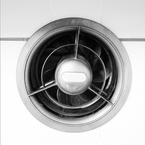 Photo réaliste de bouche d’extraction et ventilateur pour ventilation simple flux