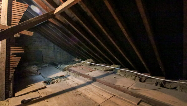 Photo réaliste de isolation sous toiture en rénovation - vue 1