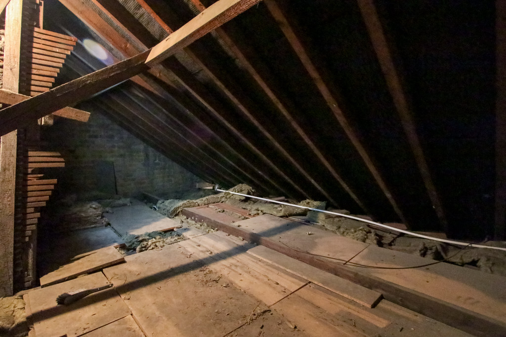 Photo réaliste de isolation sous toiture en rénovation - vue 1