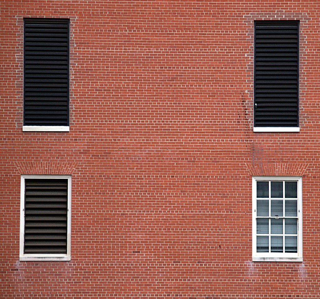 Photo de gaine ou bouche de ventilation liée à grille vmc