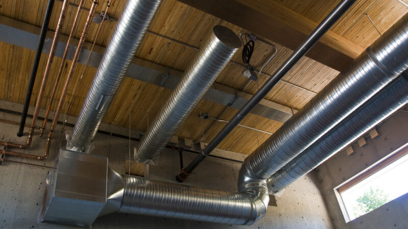 Photo réaliste illustrant vmc maison en rénovation et ventilation