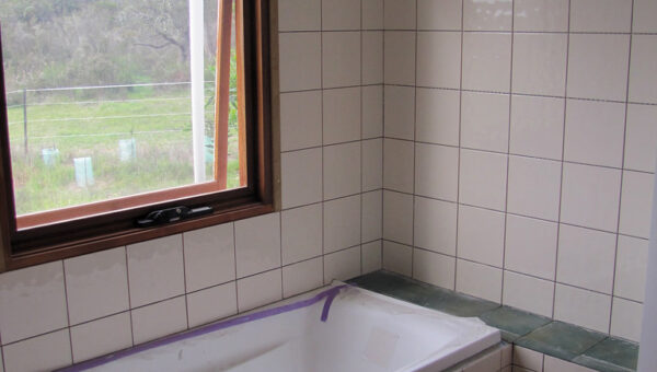 Photo réaliste liée à calfeutrage fenetre clim en rénovation de fenêtre