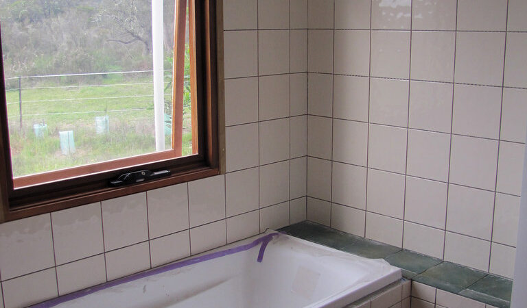 Photo réaliste liée à calfeutrage fenetre clim en rénovation de fenêtre