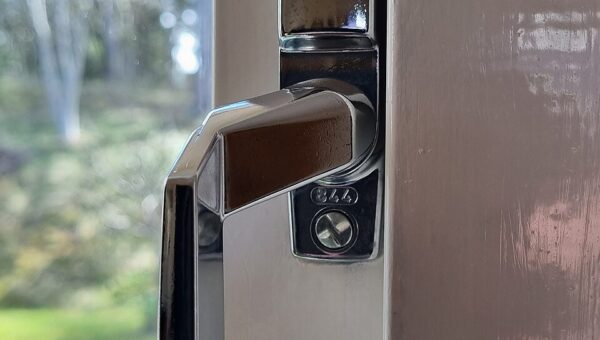 Photo réaliste pour cremone porte fenetre en rénovation de menuiserie