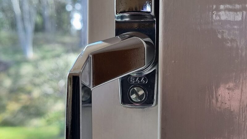 Photo réaliste pour cremone porte fenetre en rénovation de menuiserie