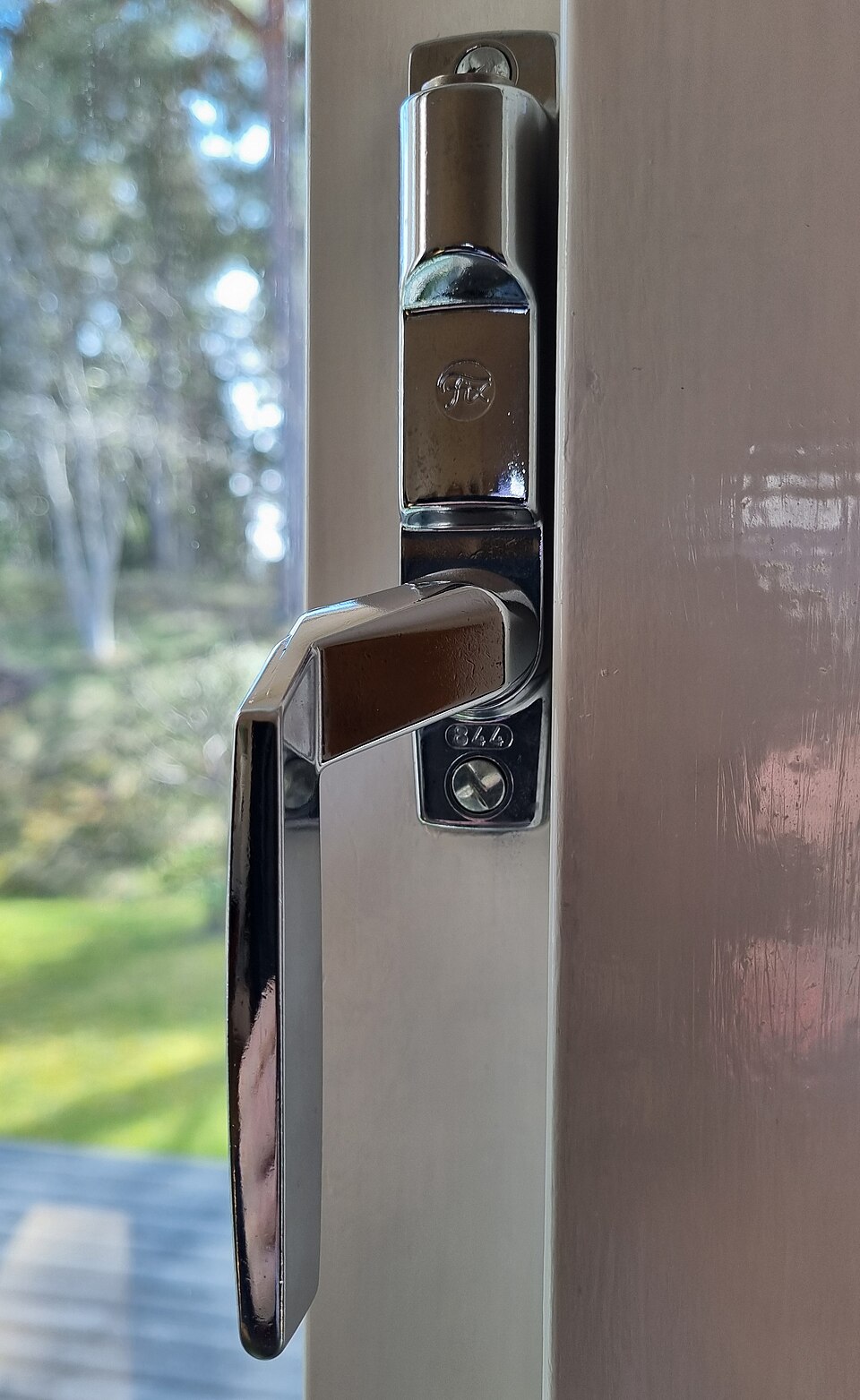 Photo réaliste pour cremone porte fenetre en rénovation de menuiserie