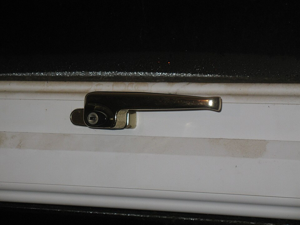 Photo réaliste pour cremone porte fenetre en rénovation de menuiserie