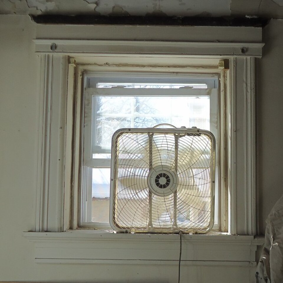 Photo réaliste : dormant et cadre de fenêtre en rénovation