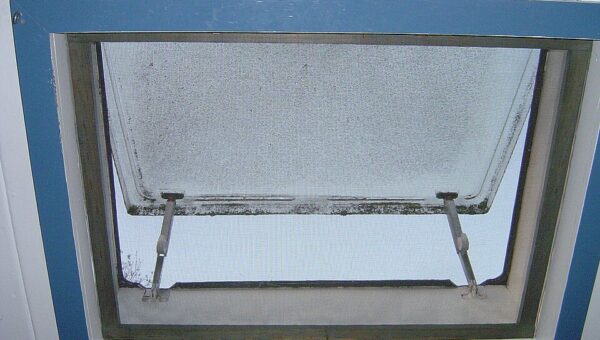 Photo réaliste : moustiquaire de fenêtre et écran anti-insectes