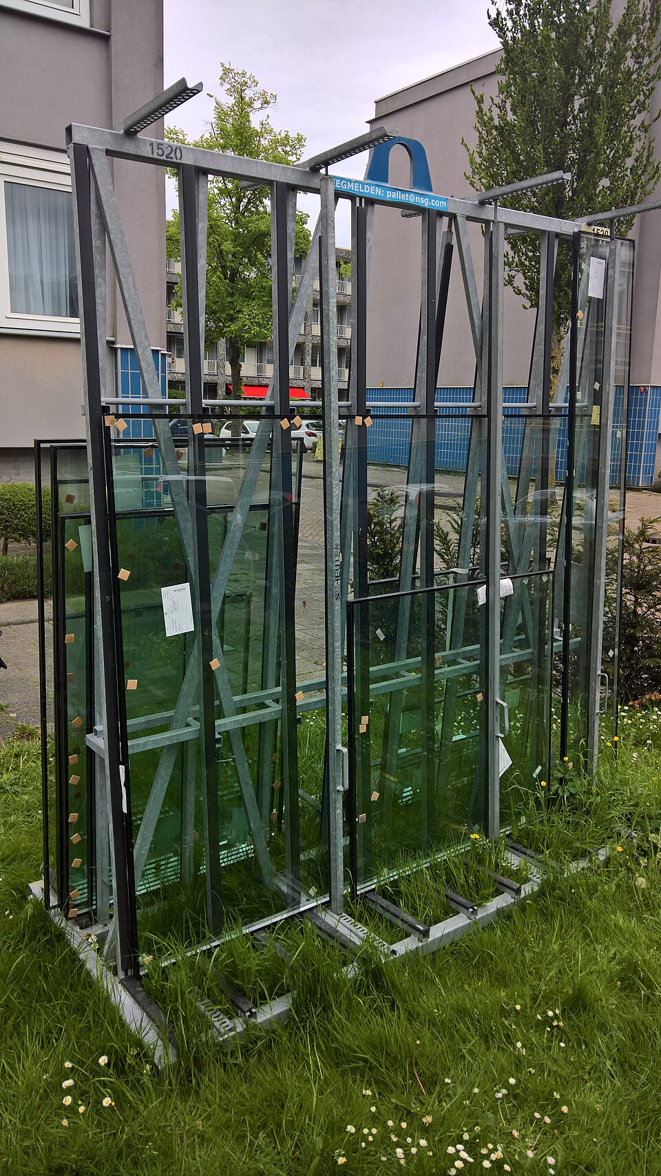 Photo réaliste : fenêtre avec volet roulant ou store roulant