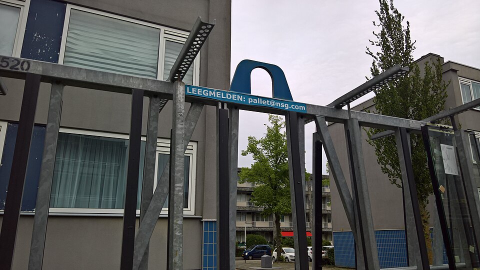 Photo réaliste : fenêtre avec volet roulant ou store roulant