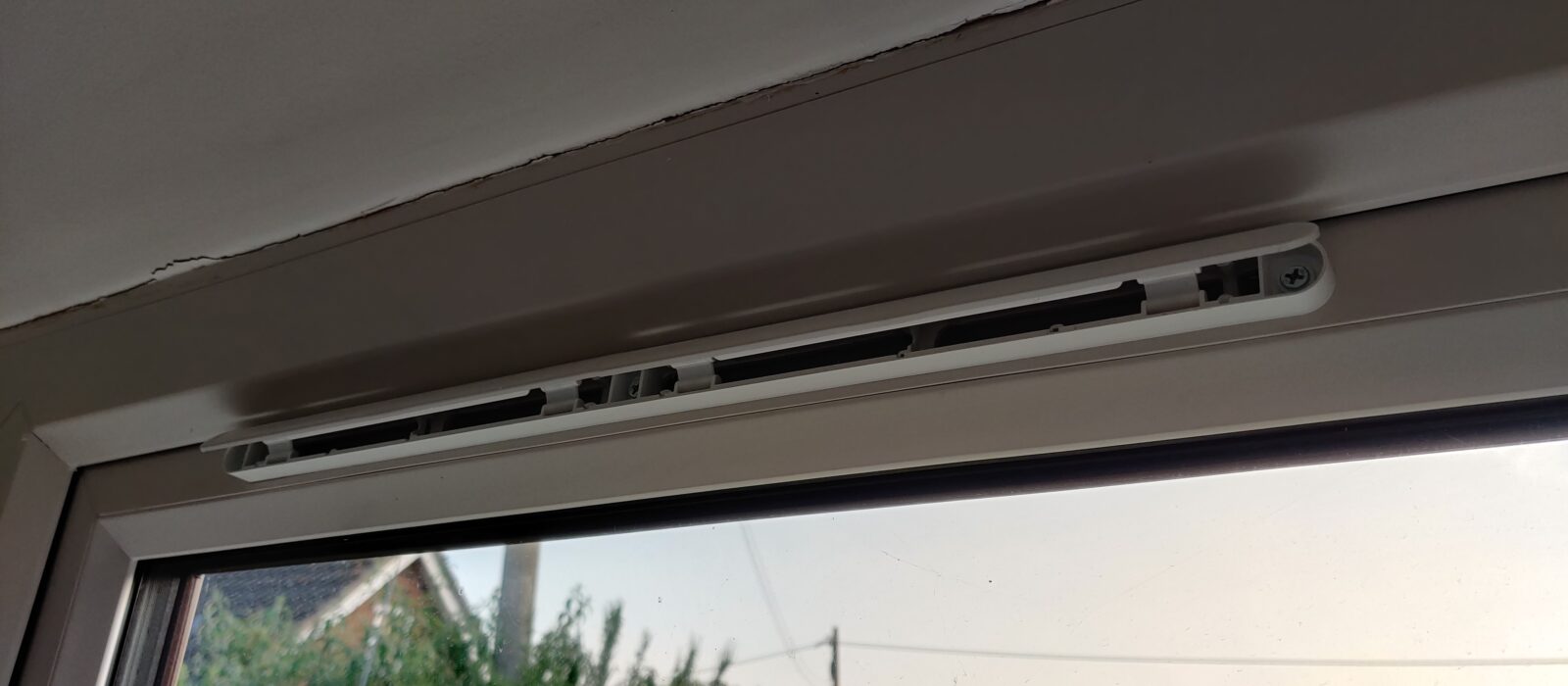 Grille d’aération fenêtre : rôle, pose et erreurs à éviter
