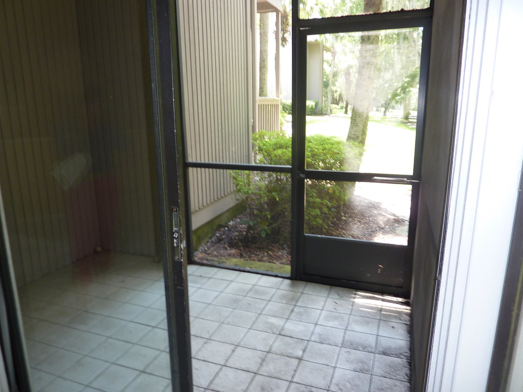 Photo réaliste liée à moustiquaire pour porte fenetre en rénovation de fenêtre